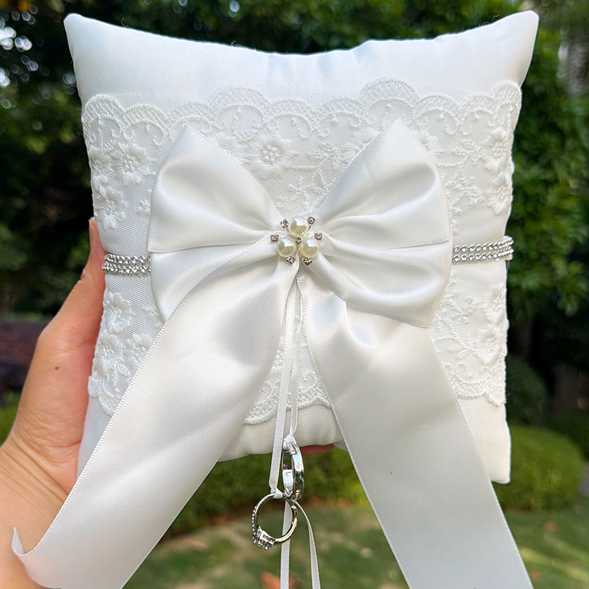 白いレースの結婚指輪枕、サテンの大きなリボンとラインストーン - Ring Bearer Pillow のレビューと価格