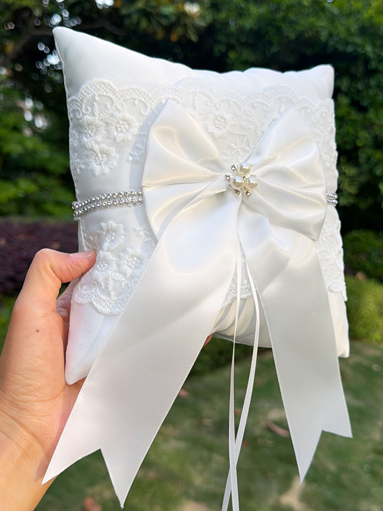 白いレースの結婚指輪枕、サテンの大きなリボンとラインストーン - Ring Bearer Pillow のレビューと価格