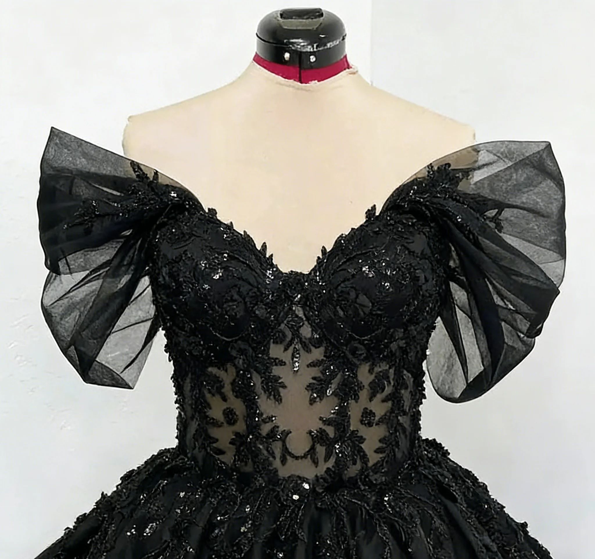 カスタマイズされたオフショルダーブラック膝丈フラワーガールド - Bridal Sash Ribbon のレビューと価格